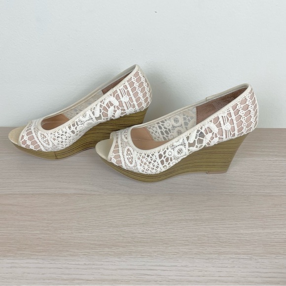 American Eagle Cream Floral Lace Peep Toe Platform Heels Size US 9 - Picture 6 of 6